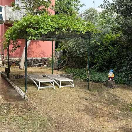 Semesterbostad Garden House *